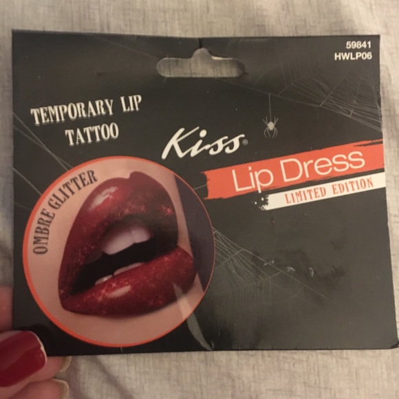 Glitter temp lip tattoo - Picture 1 of 2